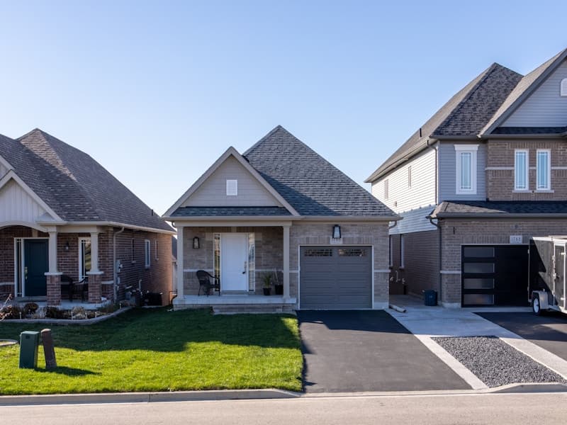 Вилла с бассейном и садом