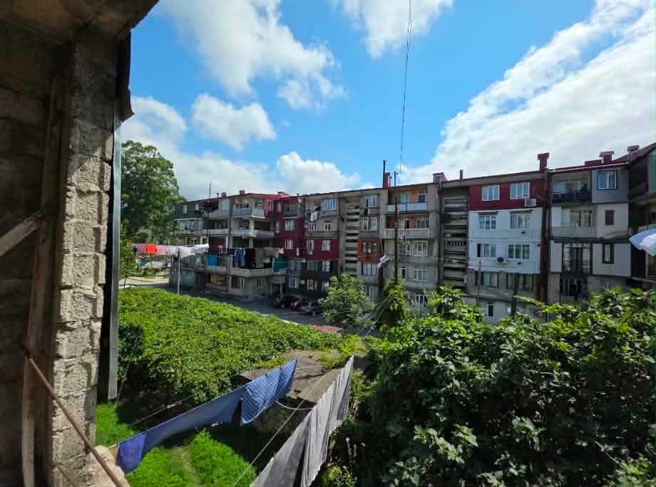 Продаётся 6-комнатная квартира в центре Хелвачаури